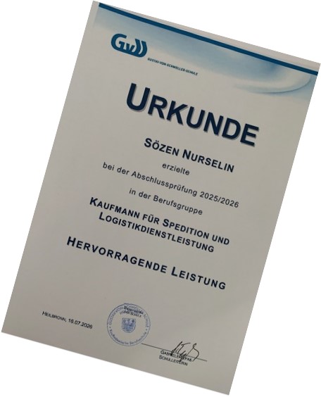 Nurselin Sözen mit ihrer Urkunde nach der Preisverleihung